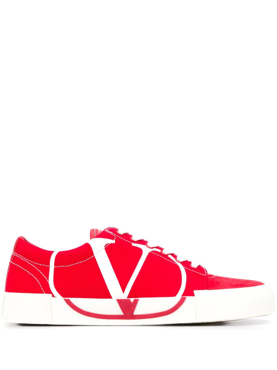 10 Sepatu Sneakers Merah Putih untuk 17  Agustus 